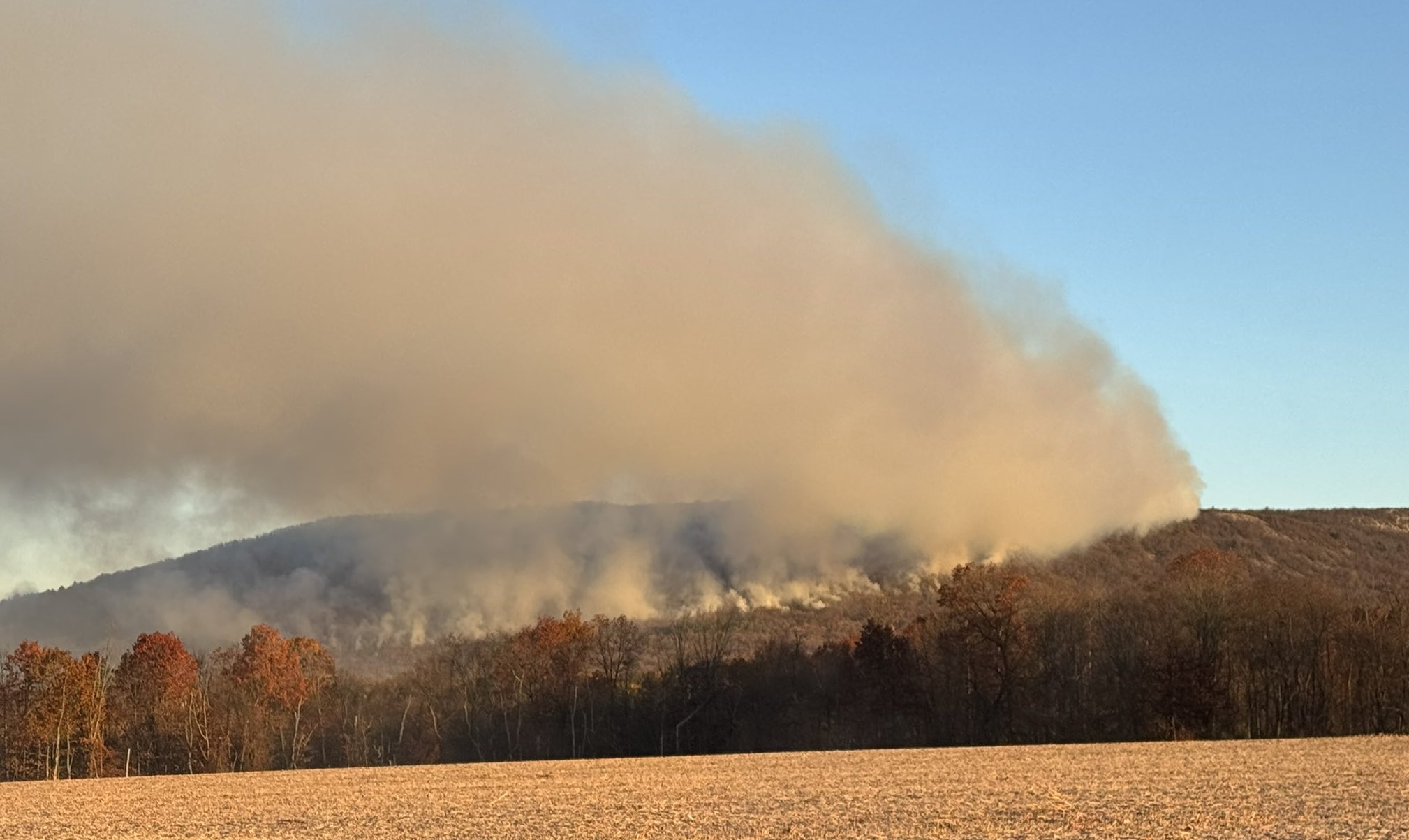 150 acres scorched in Blue Mountain fire still burning at border of  Northampton-Carbon counties | LehighValleyNews.com