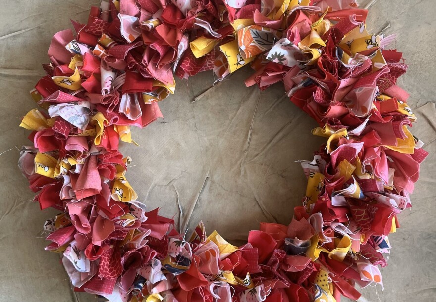 thumbnail_DIY Fabric Wreath.jpg