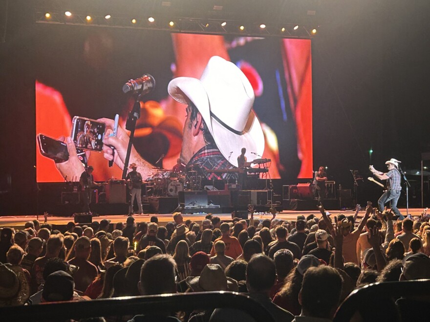 Brad Paisley takes selfie