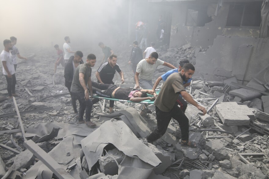 Gazans evacuate wounded after airstrike