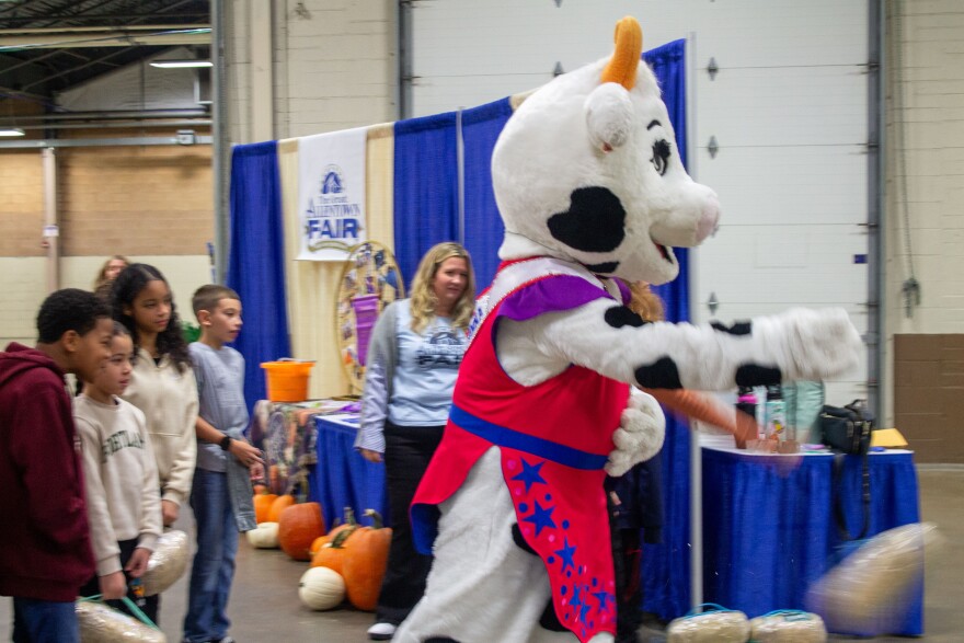 Moo-Donna the cow throwing hay.