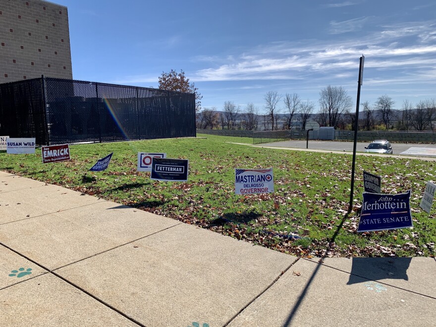 221108 Farmersville Elementary Signs.jpg