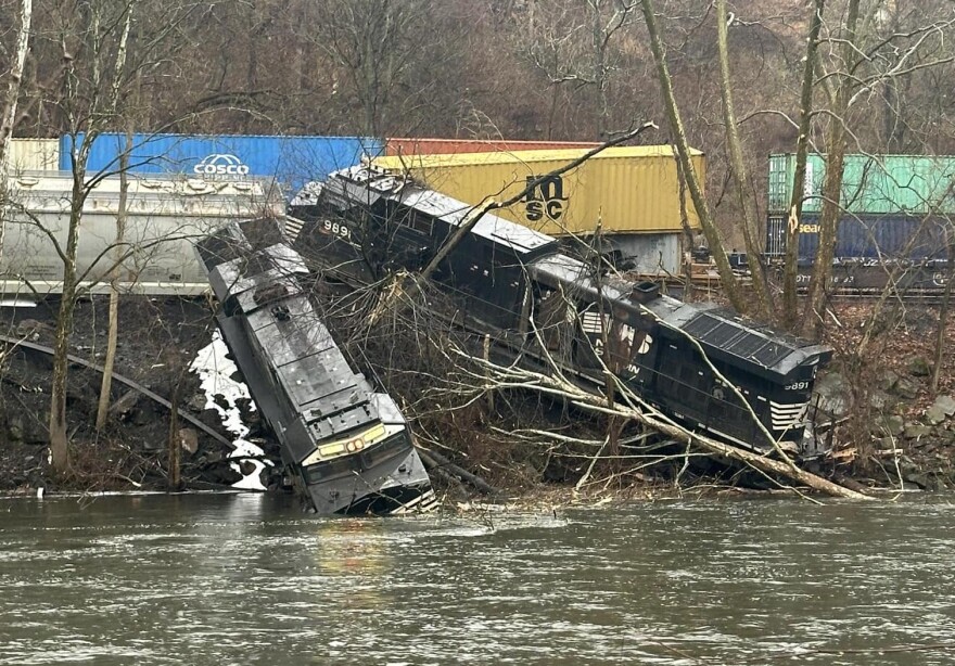 Train derails in Lower Saucon Township