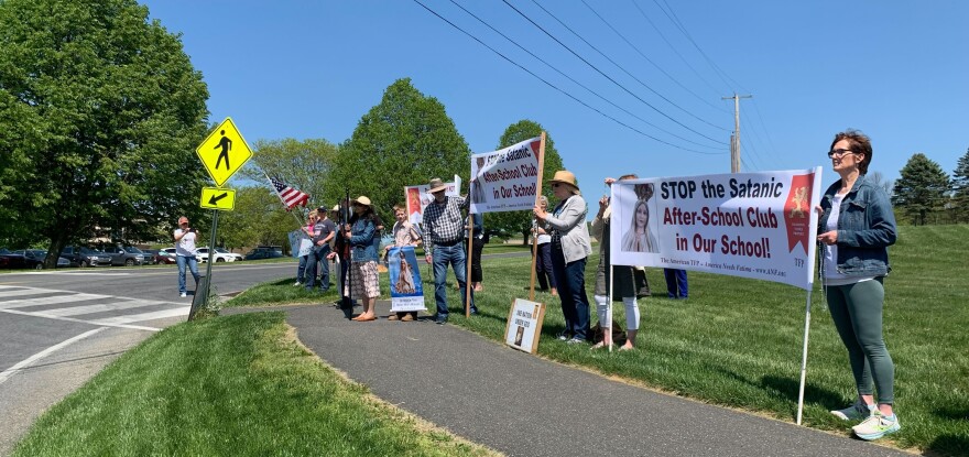 Satan club protesters1 051023.jpg