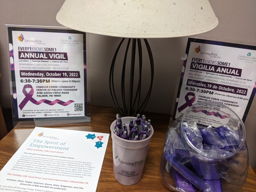 A lamp and flyers in both English and Spanish for the 'Every1 Knows Some1' Vigil event.