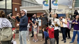 Onlookers for social eclipse