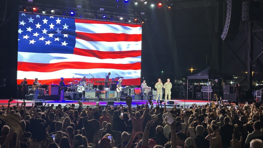 Brad Paisley honors troops