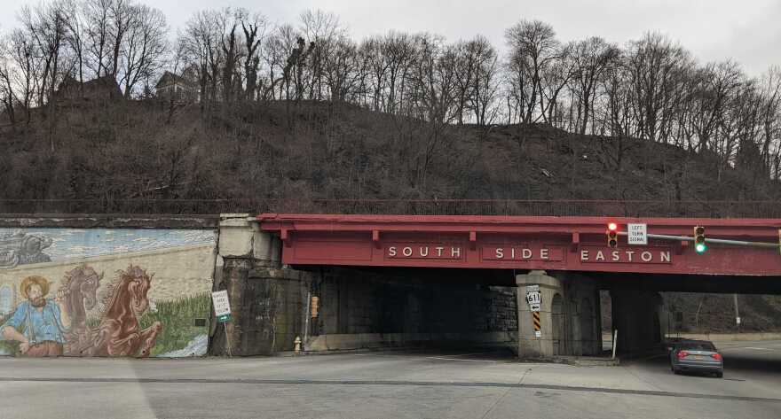 South Side Easton sign at foot of Smith Street Hill
