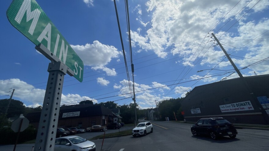 Main Street and Polk Valley Road in Hellertwon