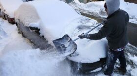 clearing-snow-off-car2