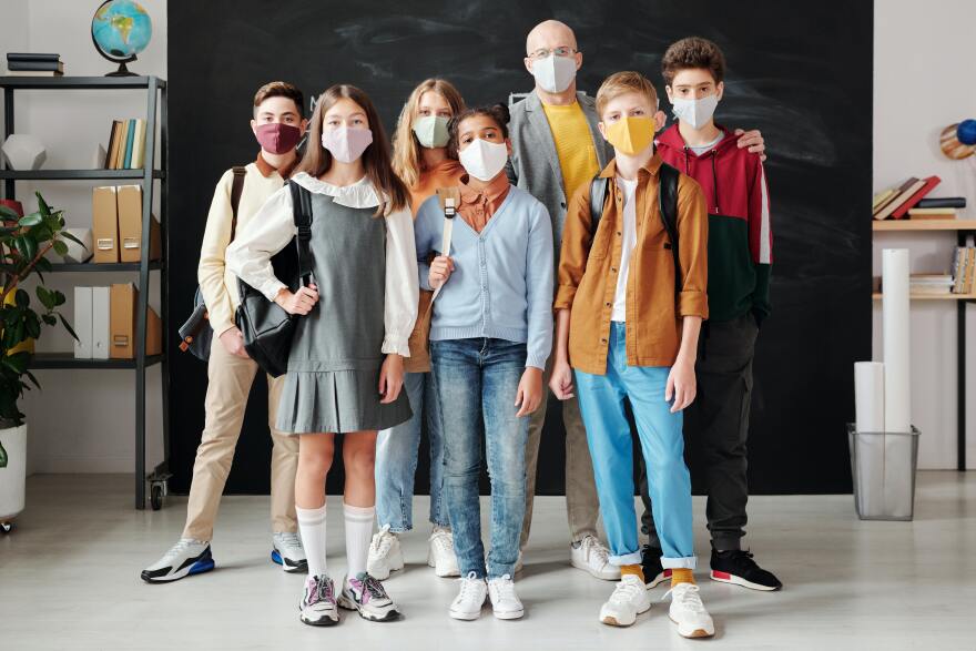 students-wearing-masks-in-school