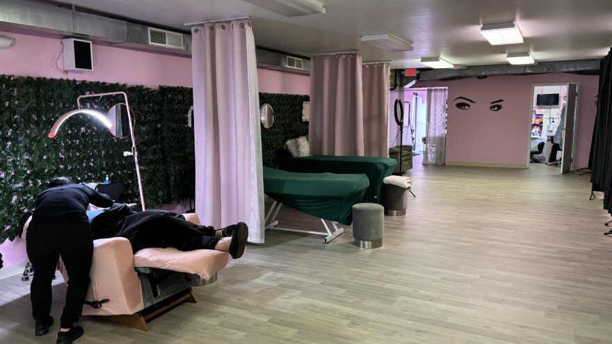 Someone gets their lashes down in the Lovelyy Faces salon