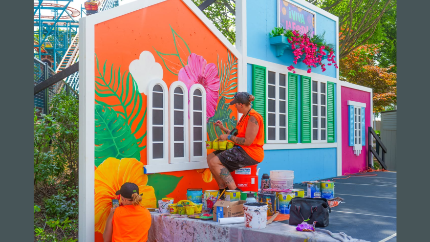 Muralist at Dorney Park/Viva La Fiesta