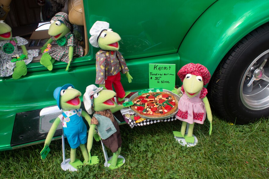 Kermit the frog and his campaign aides selling pizza slices