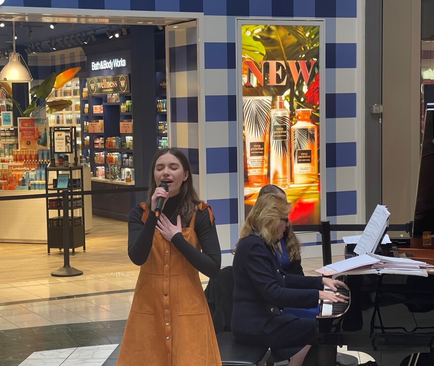 LV Mall singer
