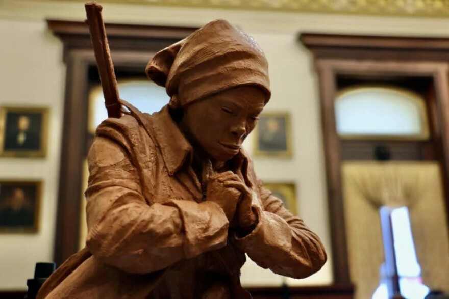 e-lee-philadelphia-city-hall-harriet-tubman-statue-chosen-closeup-1.jpg
